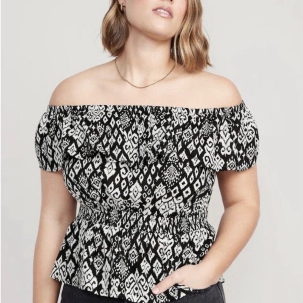 Old Navy Black and White Ikat Peplum Off the Shoulder Blouse Size Medium